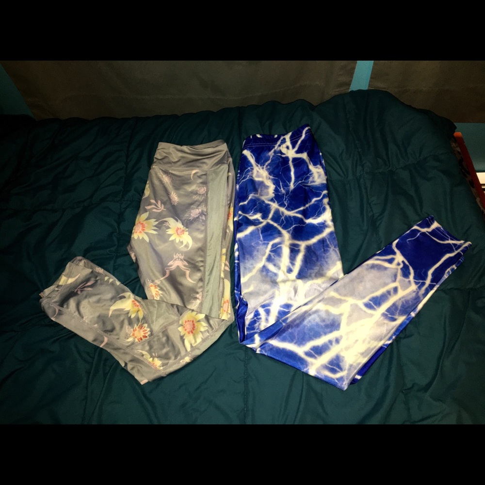 2 patterned leggings, size large